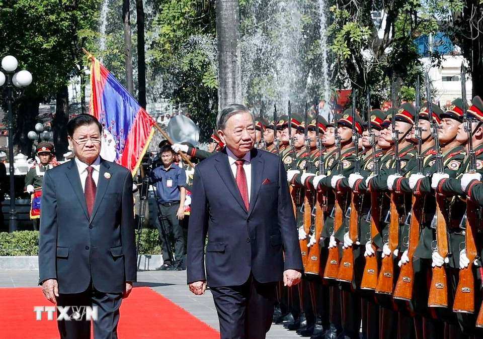 General Secretary and President of Laos Thongloun Sisoulith and General Secretary To Lam approved the Laos People's Army Honorable List. Photo: VNA