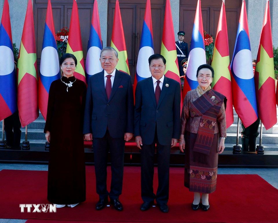 Tong Bi thu, Chu tich nuoc Lao Thongloun Sisoulith va Phu nhan don Tong Bi thu To Lam va Phu nhan. Anh: TTXVN