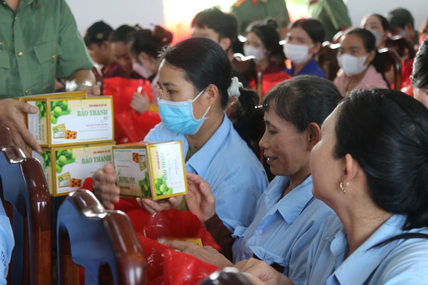 Nhung mon qua thiet yeu do cac don vi van dong, quyen gop trao cho cong nhan lao dong bi thiet hai trong lu. Anh: Phuong Linh