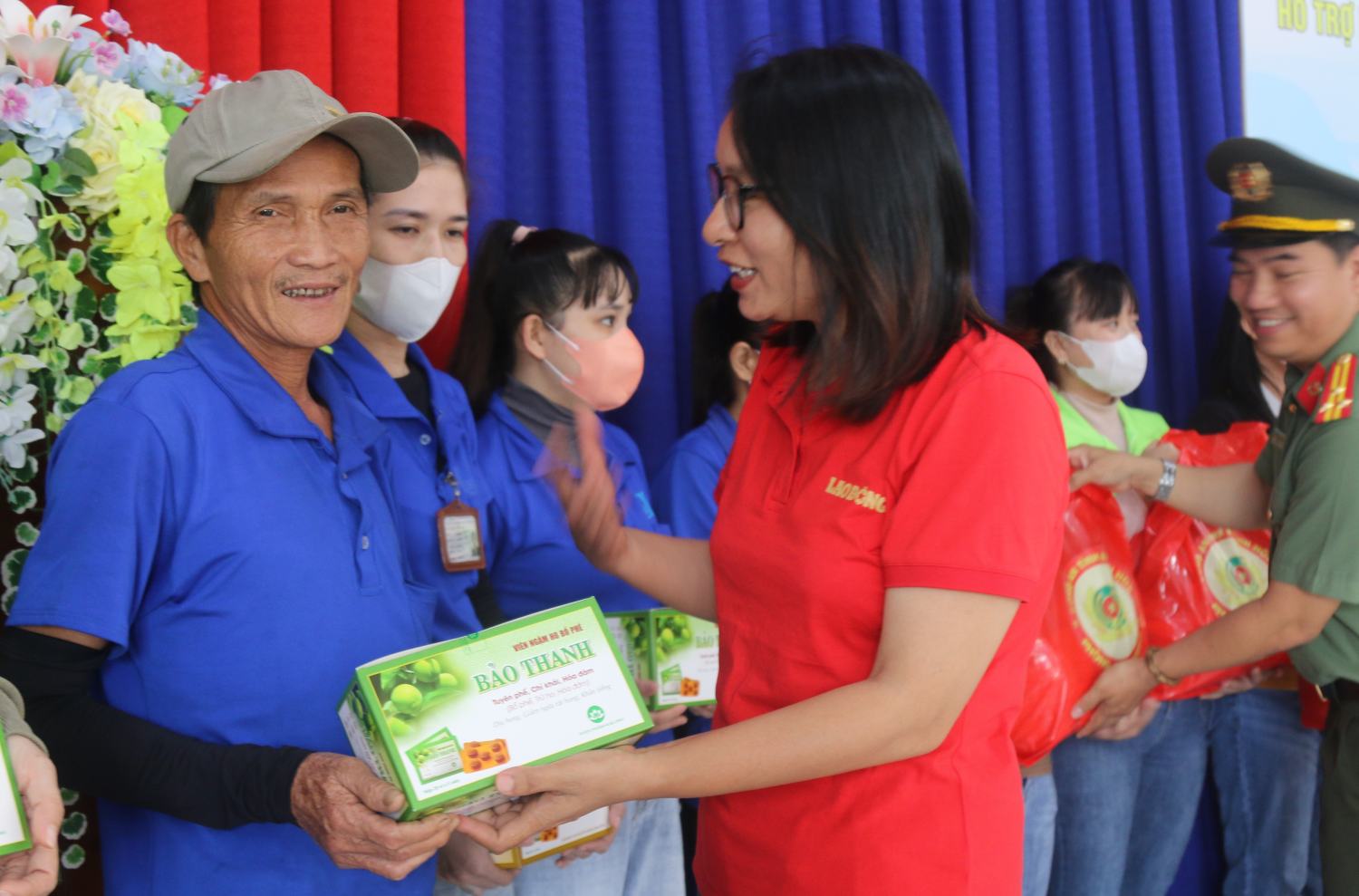 The Golden Heart Social Charity Fund presented 100 boxes of cough medicine donated by benefactors and workers in Suoi Dau Industrial Park that was recently flooded. Photo: Phuong Linh