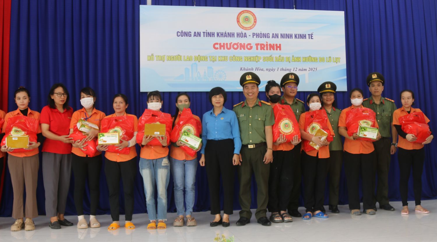 Dai dien cac don vi trao ho tro cong nhan lao dong bi thiet hai trong dot lu dang lam viec tai Khu Cong nghiep cua Khanh Hoa. Anh: Phuong Linh