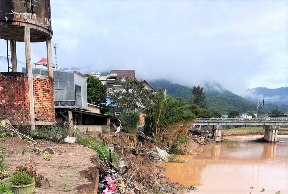 Da Nhim 강둑에 새로운 산사태 지점이 나타나 D’ran 면(Lam Dong)은 안전을 확보하기 위해 6가구를 긴급히 이주시켜야 했습니다. 사진: Phuc Khanh