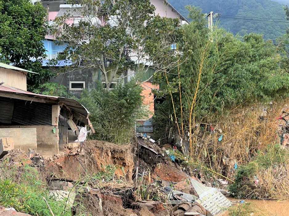 Bo song Da Nhim (xa D'ran) xuat hien diem sat lo nghiem trong. Anh: Phuc Khanh