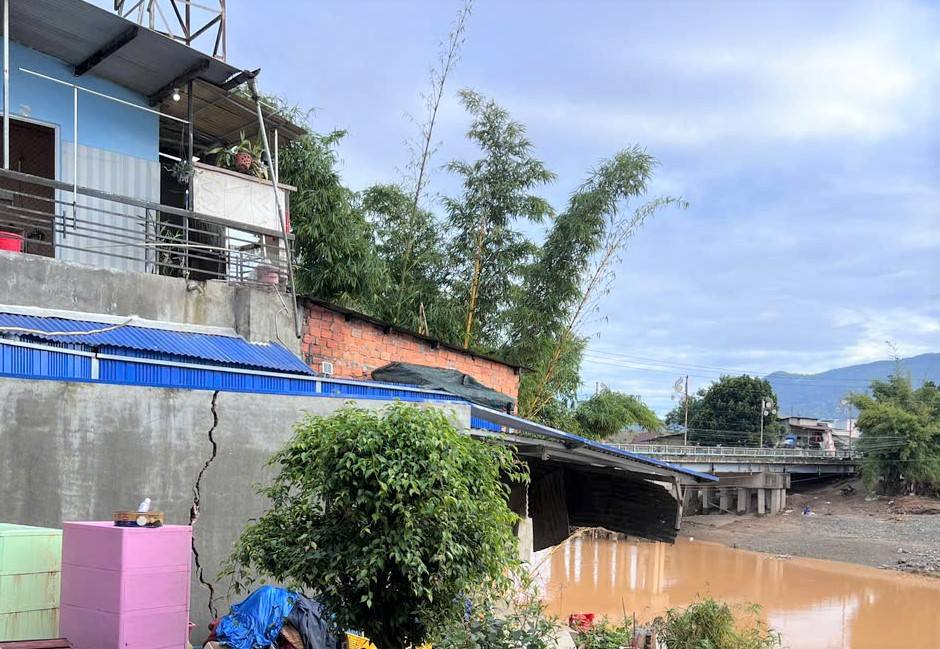 Sat lo khien nhieu nha dan treo tren mieng vuc buoc phai di doi de dam bao an toan. Anh: Phuc Khanh
