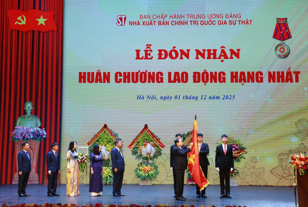 Uy vien Bo Chinh tri, Chu tich Quoc hoi Tran Thanh Man gan Huan chuong Lao dong hang Nhat len co truyen thong cua Nha xuat ban Chinh tri quoc gia Su that. Anh: Tran Vuong
