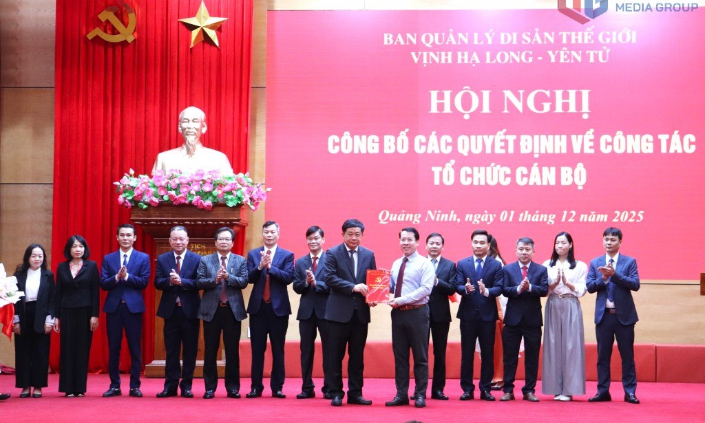 Tran Nhu Long 씨(흰색 셔츠) - 지방 당위원회 집행위원회 위원 Quang Ninh 지방 인민위원회 당위원회 부서기 - 하롱베이-옌뜨 세계 유산 관리위원회 당위원회 설립에 대한 지방 당위원회 인민위원회의 결정 및 관련 결정을 수여했습니다. 사진: Hoang Quynh