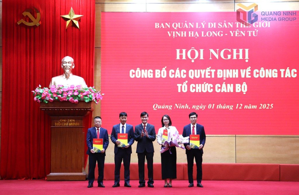 Lanh dao Ban Quan ly Di san the gioi vinh Ha Long-Yen Tu trao cac quyet dinh ve viec thanh lap phong va trung tam truc thuoc. Anh: Hoang Quynh
