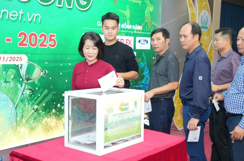 Cac golfer len ung ho, quyen gop cho quy “Vi moi truong”