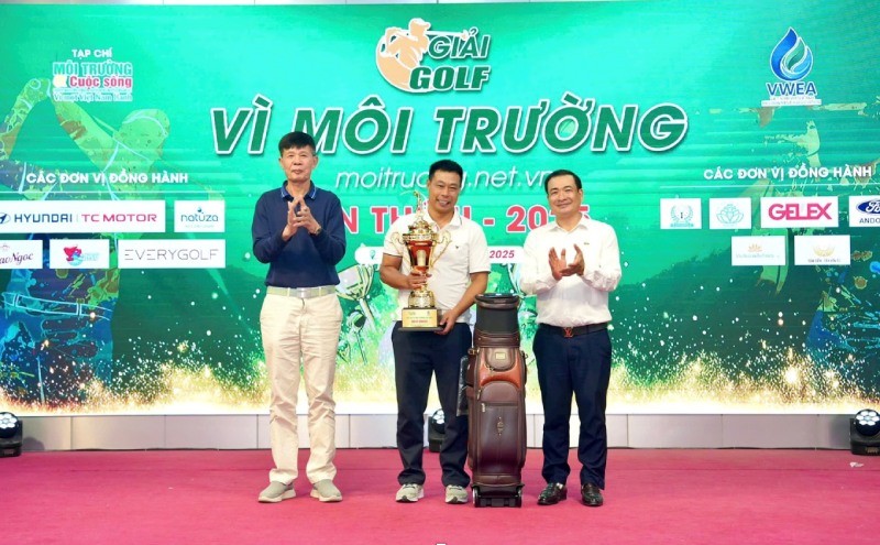 Ong Chu Pham Ngoc Hien (Nguyen Thu truong bo Tai nguyen va Moi Truong, Chu tich Hoi Nuoc va Moi truong Viet Nam) va ong Ong Nguyen Van Toan (Tong bien tap Tap chi dien tu Moi truong va Cuoc song) trao giai Best Gross cho Golfer Pham Hai Phong. Anh: BTC