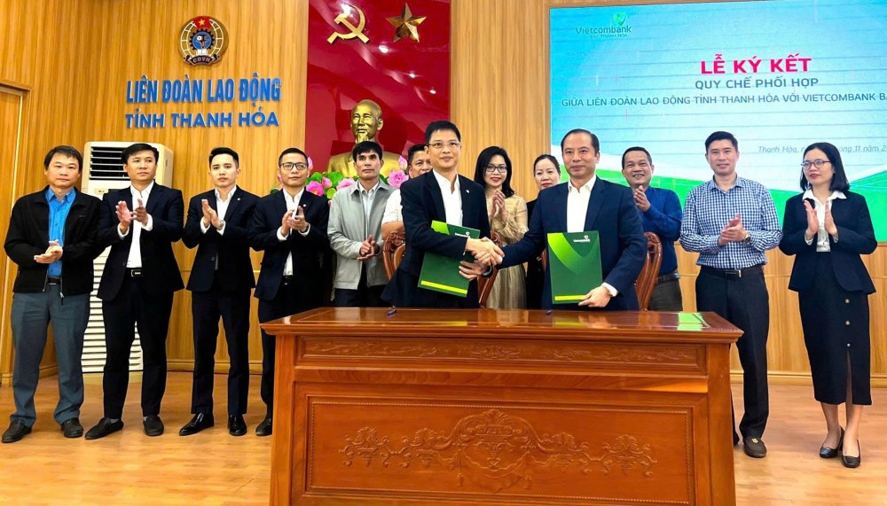 Thanh Hoa省労働組合連盟とVietcombank Bac Thanh Hoaの指導者が、組合員向けの協力規則を締結しました。写真:Thanh Hoa労働組合連盟