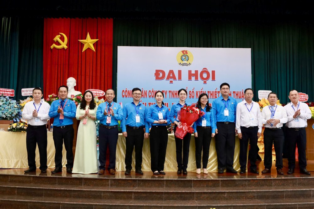 Chu tich Lien doan Lao dong tinh Lam Dong du va tang hoa chuc mung tai mot Dai hoi Cong doan co so. Anh: Duy Tuan 