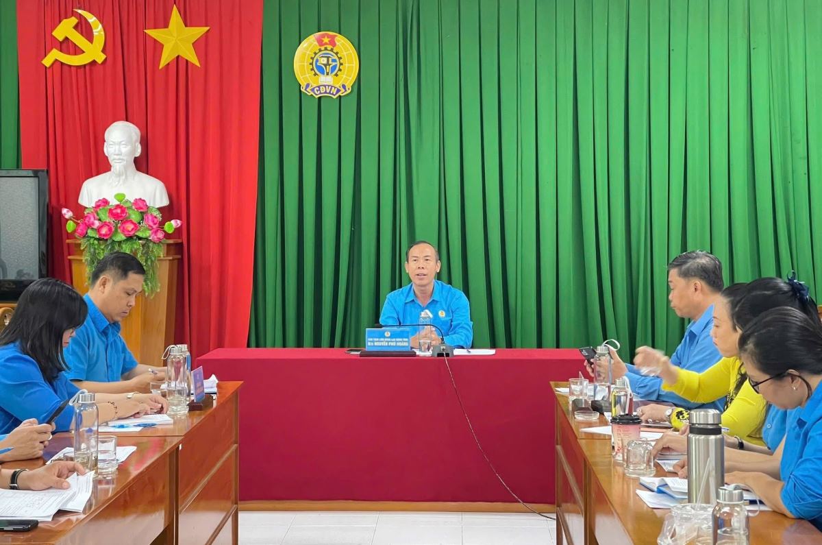 Ong Nguyen Phu Hoang - Pho Chu tich Uy ban MTTQ Viet Nam tinh, Chu tich Lien doan Lao dong tinh Lam Dong danh gia ket qua chi dao Dai hoi Cong doan co so o Dong Nam tinh Lam Dong. Anh: Pham Duy 