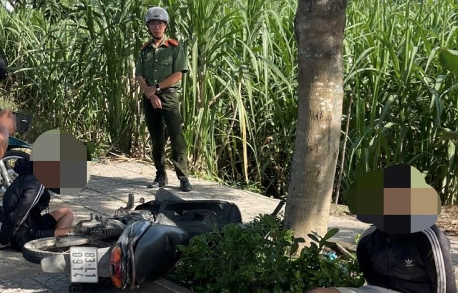 The two motorbike thieves were arrested by the police while traveling on the road. Photo: Can Tho City Police