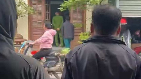 Bên ngoài hiện trường hai người đàn ông tử vong trong tư thế quỳ nghi sốc thuốc ở Hà Nội. Ảnh: Nguyễn Dũng