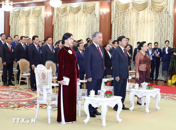 Tong Bi thu To Lam va Phu nhan cung Tong Bi thu, Chu tich nuoc Lao Thongloun Sisoulith va Phu nhan tai buoi le. Anh: TTXVN