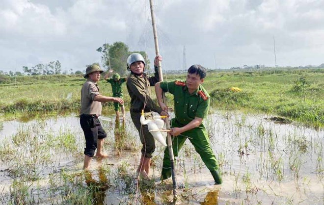 Cong an thu giu luoi va dung vu bay chim. Anh: Toan Luu.