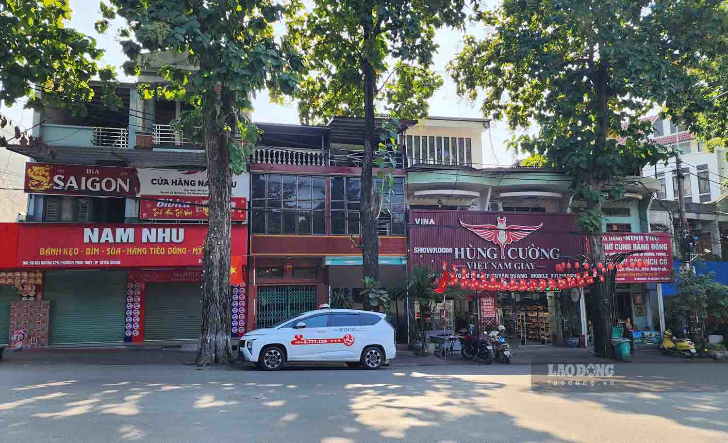 Traditional business and trading are increasingly competited by forms of e-commerce, causing business households' revenue to decrease. Photo: Viet Bac