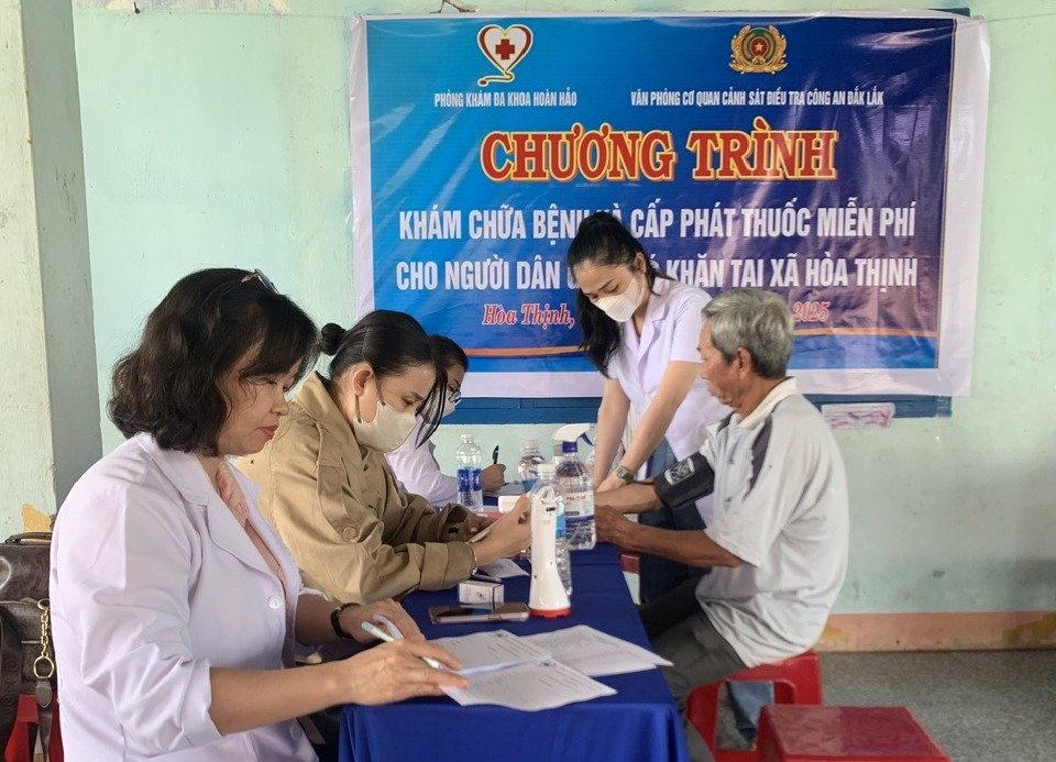 People in Hoa Thinh commune (Dak Lak province) are examined and given free medicine. Photo: Provided by the police