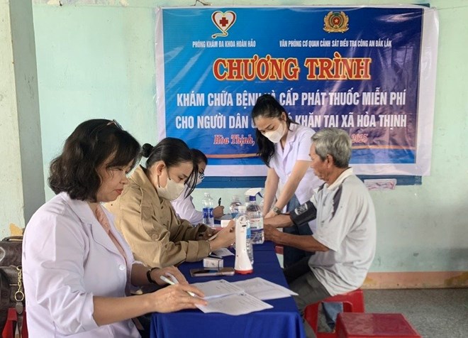 1.000 hộ dân vùng lũ Đắk Lắk được thăm khám, chăm sóc sức khỏe miễn phí