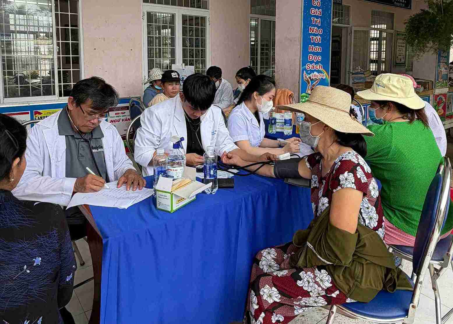 Khi thien tai qua di, nhieu nguoi lon tuoi can duoc cham soc suc khoe. Anh: Cong an cung cap