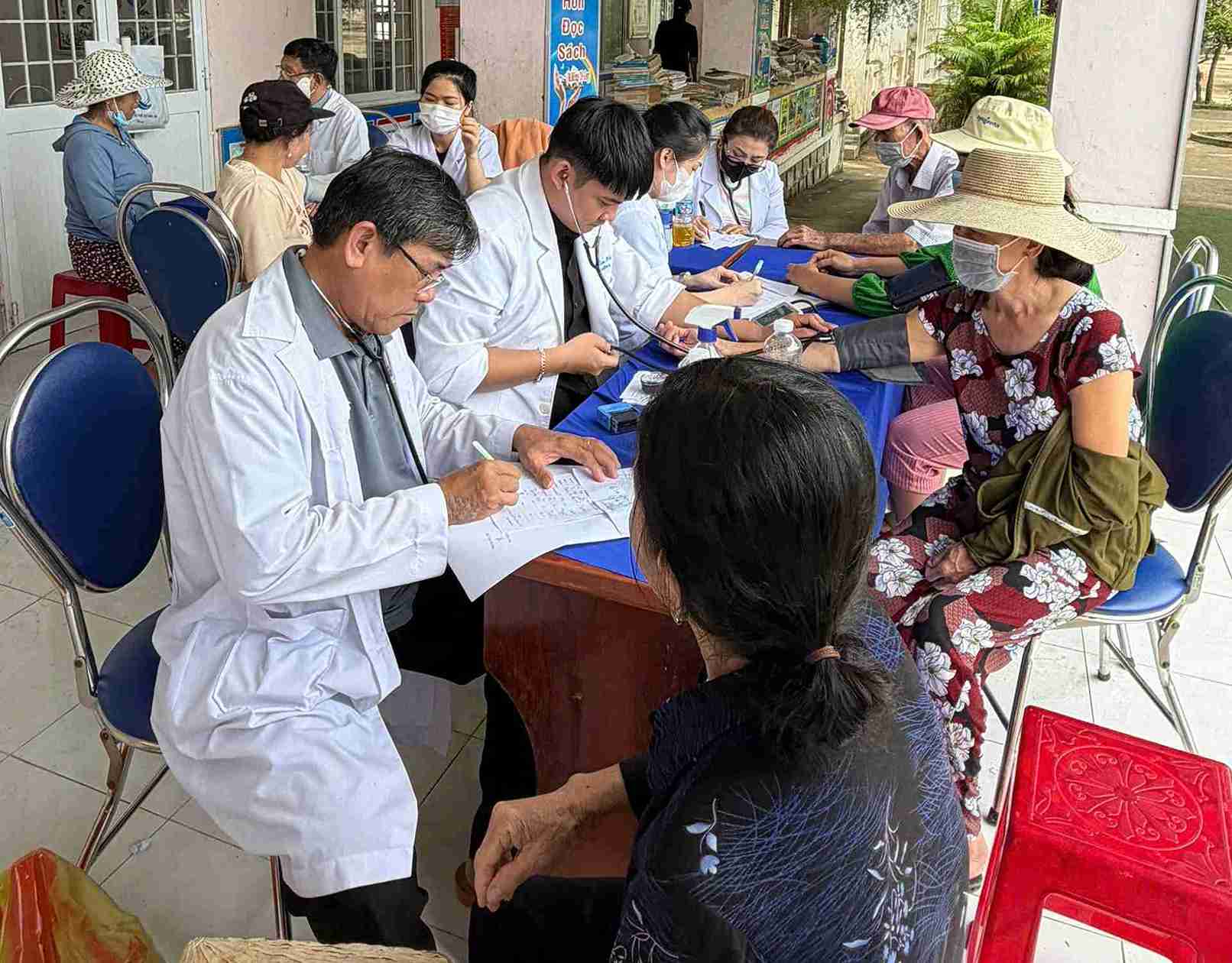 Day la mot trong nhung hoat dong y nghia ho tro ba con vung thien tai. Anh: Cong an cung cap