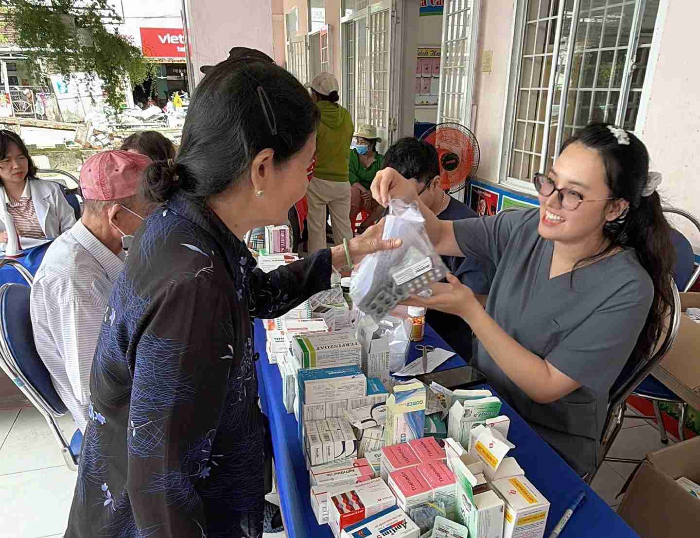 Nguoi dan trong xa duoc ho tro tan tinh. Anh: Cong an cung cap