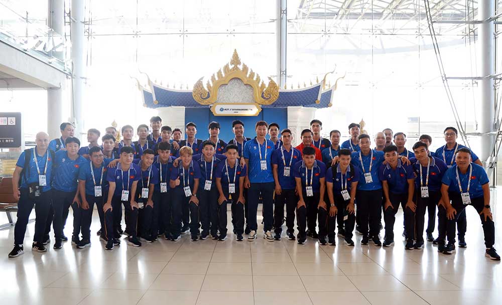 U-22ベトナム代表はタイに到着し、SEA Games 33への旅を開始しました。写真:Dong Huyen
