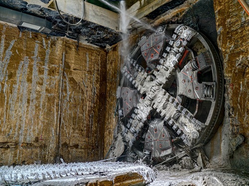 Nhon – Ga Ha Noi路線の地下トンネル掘削ロボットが正式にS12地下鉄駅の標識に到達。写真:MRB