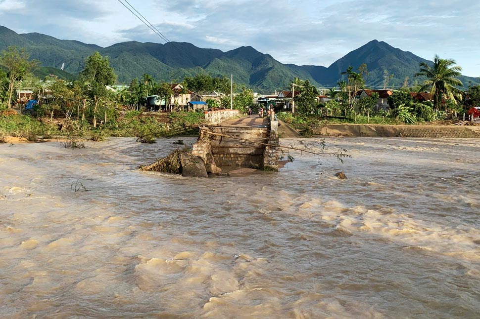 カーンソン橋（ザーライ市ヴァンカインコミューン）が洪水で30メートルにわたって流され、交通障害が発生した。写真: ベト・グエン