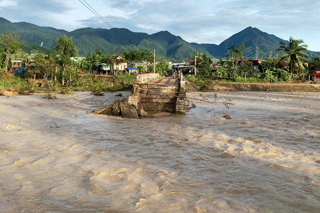 30m cầu ở Gia Lai bị lũ cuốn phăng, cả vùng bị chia cắt