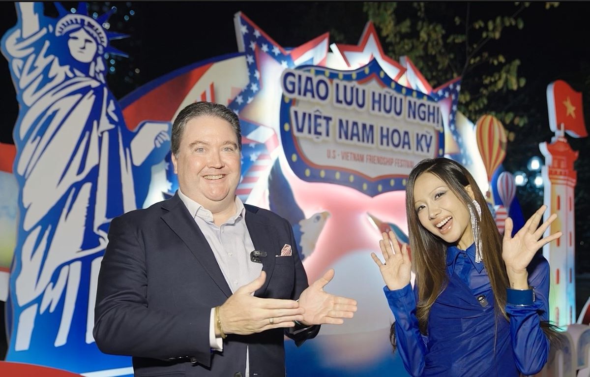 US Ambassador Marc E. Knapper and rapper Suboi at the Vietnam - US Friendship Exchange. Photo: US Embassy