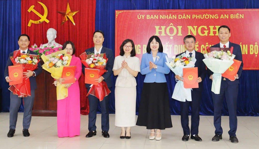 Phường An Biên công bố các quyết định về công tác cán bộ. Ảnh: Phường An Biên - Hải Phòng