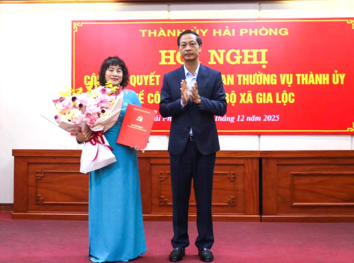 El Vicesecretario Permanente del Comite del Partido de la Ciudad Dõ Manh Hién entrega la decision a la Sra. Pham Thi Thu Hièn. Foto: Oficina de Informacion y Comunicaciones de la comuna de Gia Lọc - Hai Phong