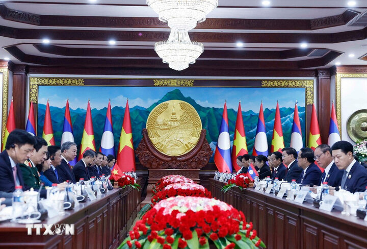 トー・ラム書記長はラオスのトンルン・シスリ書記長兼大統領と会談。写真：TTXVN