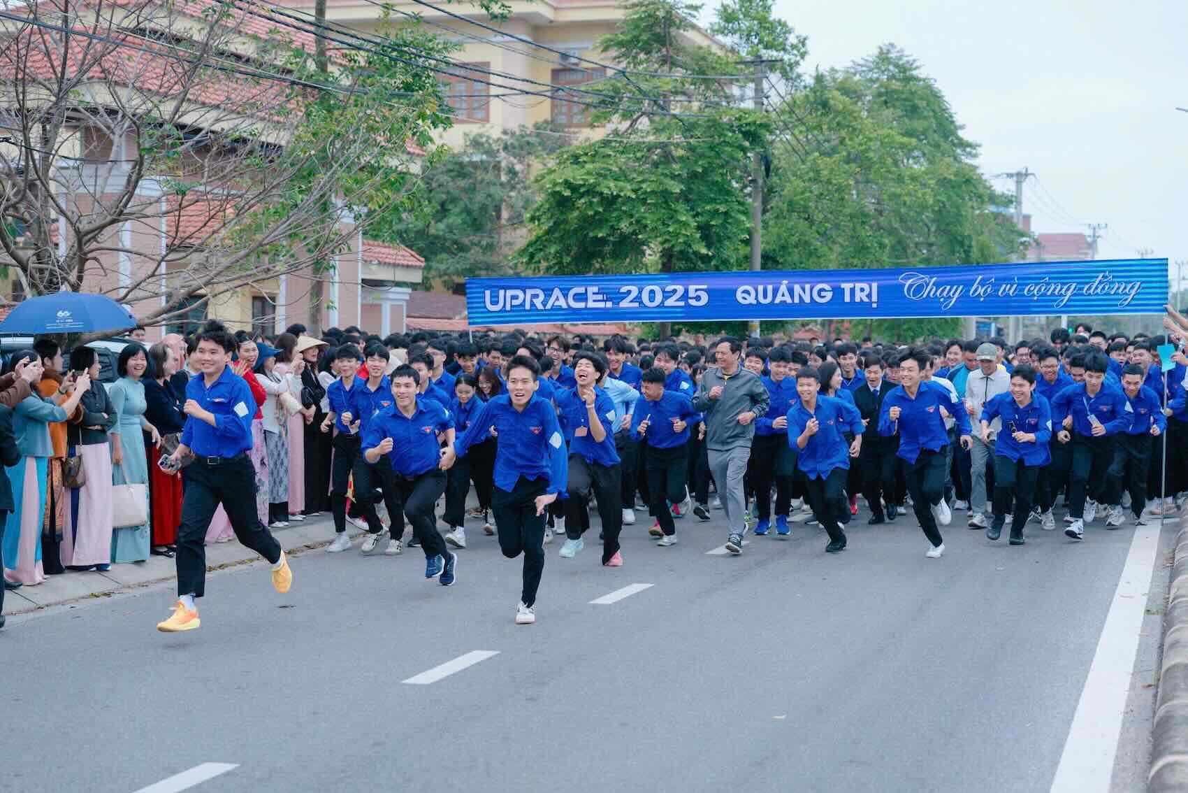 Nhieu thanh phan tham gia giai chay. Anh: Thanh Nguyen