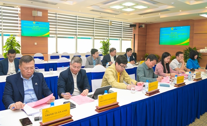 ペトロベトナム労働組合第8期、2025年から2030年の任期に参加する人事を紹介する投票用紙を記入する代表者。写真:ミン・ドゥック