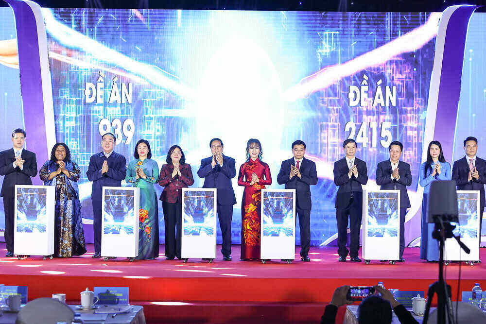 Thu tuong Pham Minh Chinh va cac dai bieu bam nut trien khai De an Ho tro phu nu khoi nghiep giai doan 2026-2035 - Anh: VGP/Nhat Bac