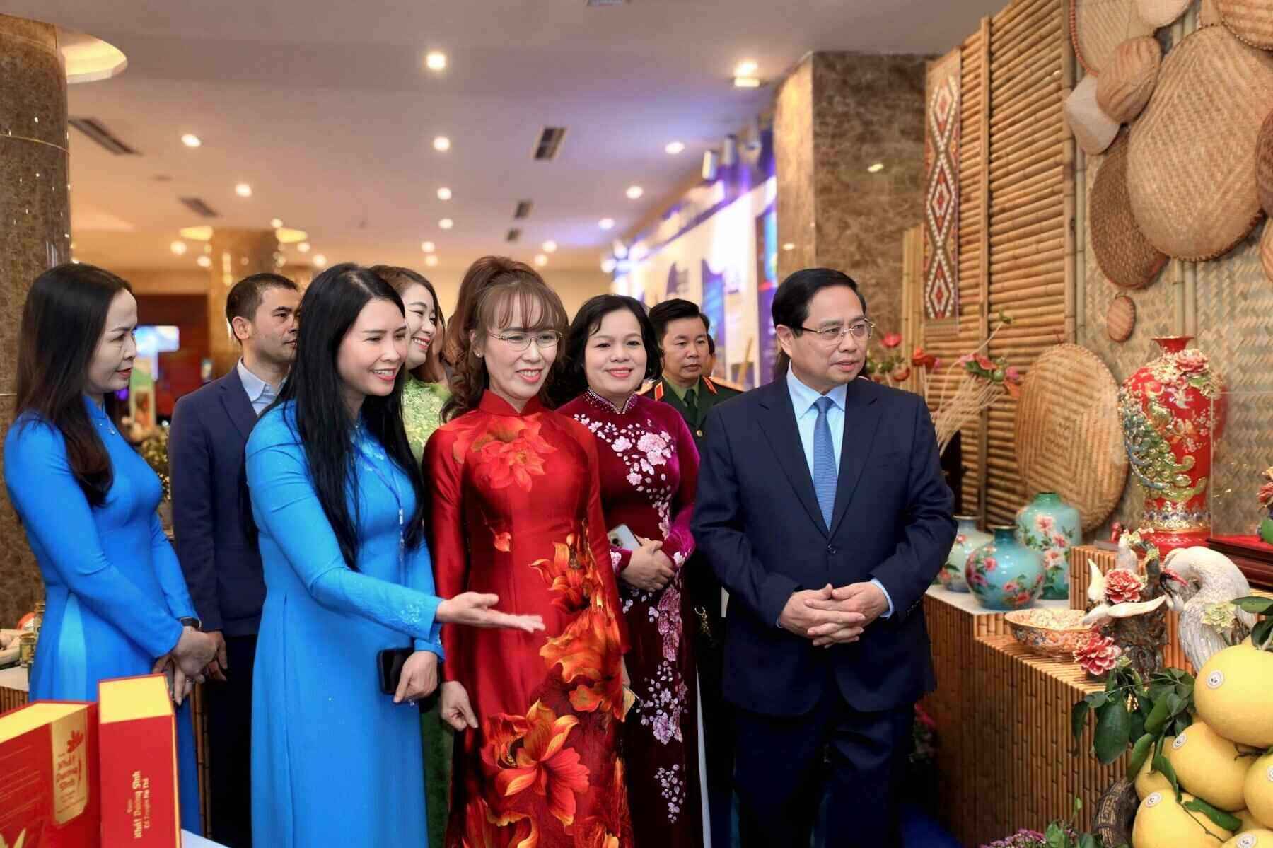 Thu tuong Pham Minh Chinh tham quan trung bay san pham nong nghiep, thu cong my nghe cua cac doanh nghiep do phu nu khoi nghiep - Anh: VGP/Nhat Bac 