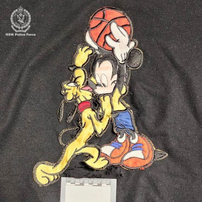 Ao phong co hinh chuot Mickey cua nghi Pham. Anh: Canh sat New South Wales
