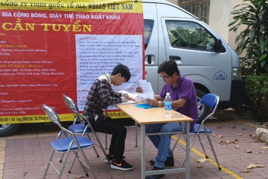 Workers apply for a recruitment round organized by a business. Photo: Trade Union