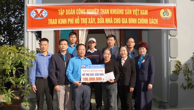 TKV Trade Union presented support to the family of Ms. Bui Thi Kieu - a policy family of Mining Geology Joint Stock Company. Photo: Huu Hung