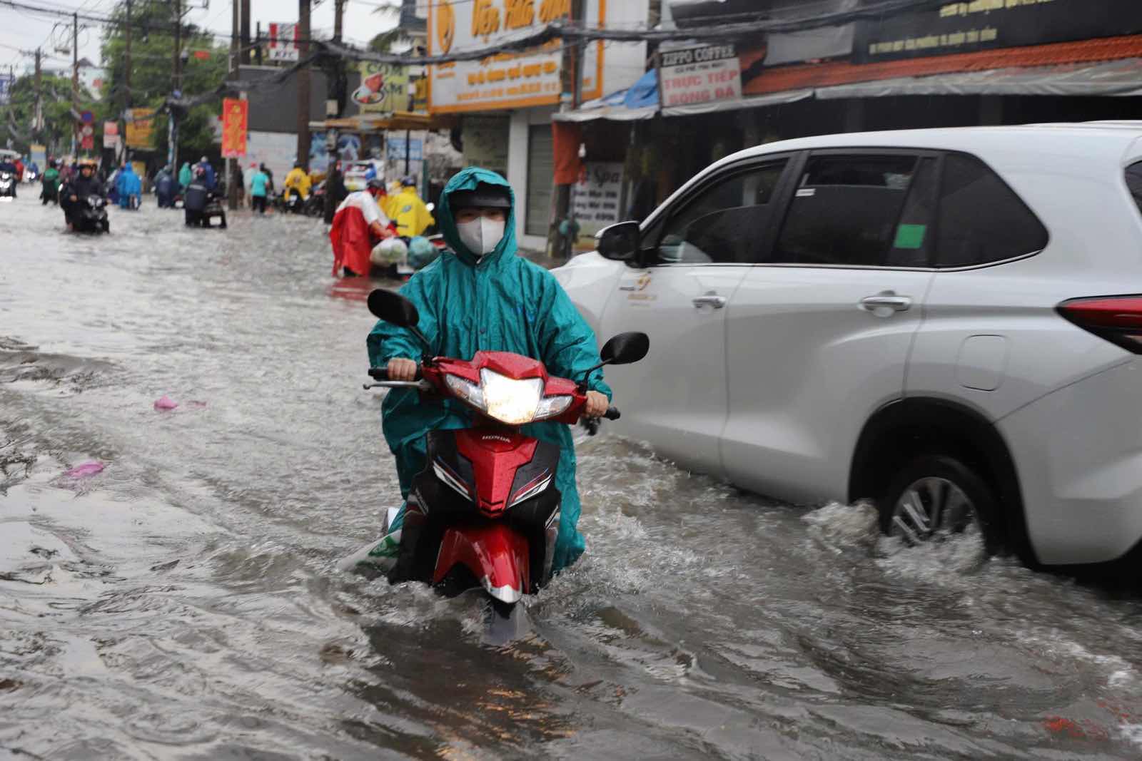 12月初旬に南部地域で雷雨が発生。写真:ミン・タム