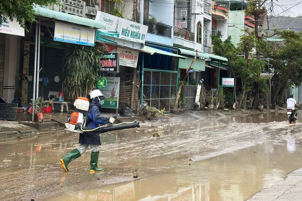 Medical team sprays disinfectants in Quy Nhon Bac ward (Gia Lai) after the flood. Photo: Hoai Phuong
