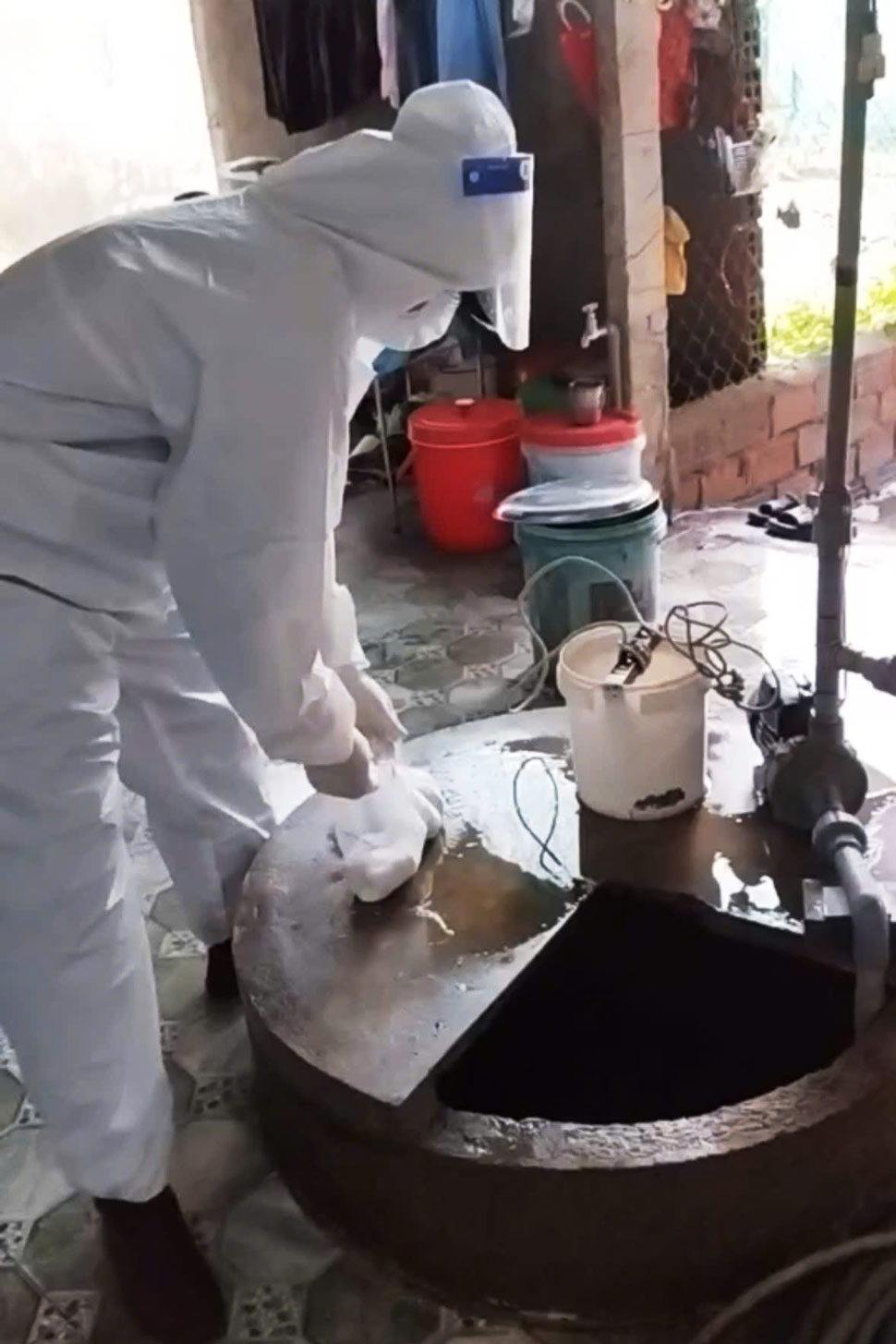 Can bo y te khu khuan gieng nuoc bang Cloramin B. Anh: Hoai Phuong