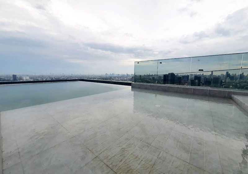 Be boi ngoai troi. Anh: Website khach san