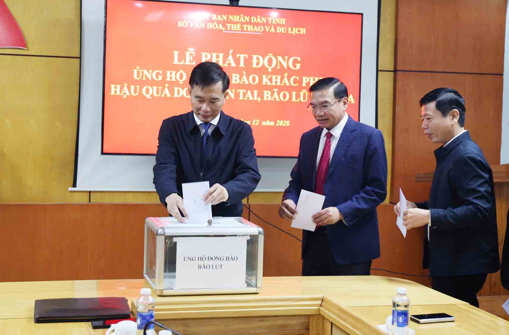 So Van hoa, The thao va Du lich Ha Tinh cung to chuc quen gop, ung ho dong bao chiu thiet hai boi thien tai. Anh: Van Hoa.