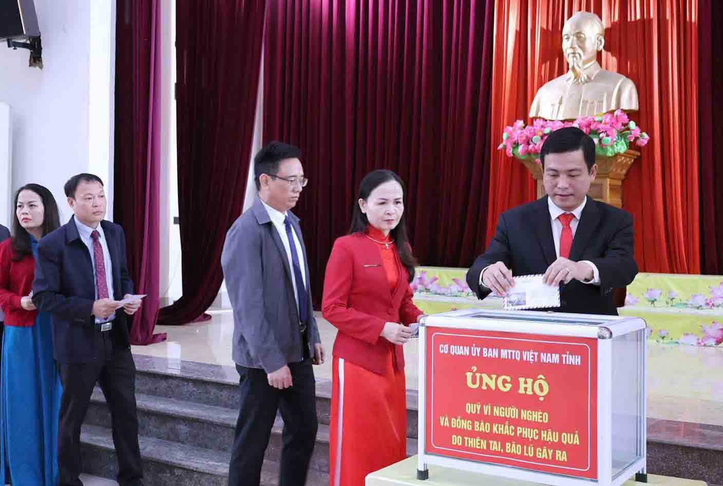 Funcionarios del Comite del Frente de la Patria de la provincia de Ha Tinh donan para apoyar a los compatriotas con enfermedades auditivas. Foto: Frente de la Patria de Ha Tinh