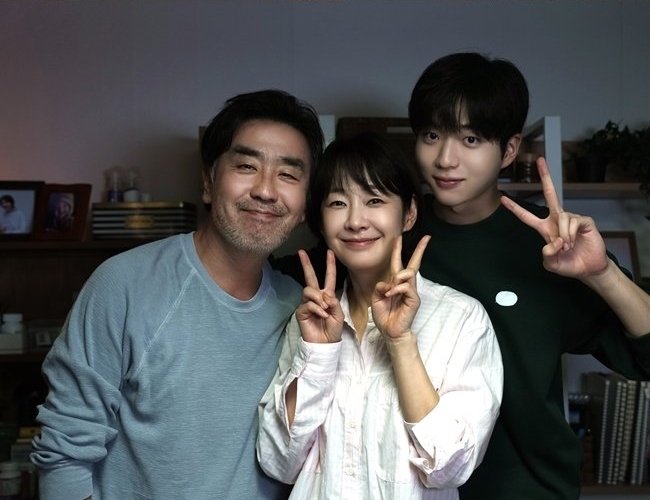 Ryu Seung Ryongと共演者。写真:プロデューサー