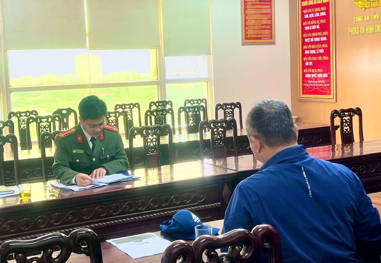 Công an Nghệ An làm việc với người đăng tin sai sự thật về mưa lũ ở Đắk Lắk. Ảnh: Huyền Thương