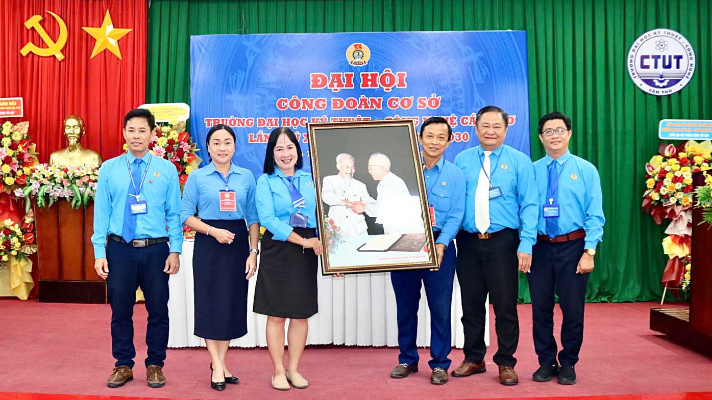 LDLD TP Can Tho tang tranh chuc mung dai hoi. Anh: Phuong Thao